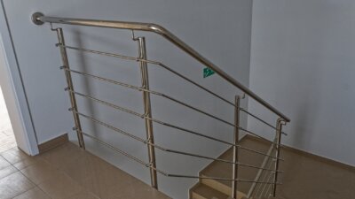 Wykonanie i zamontowanie barier na klatce schodowej i oknach budynku biurowego